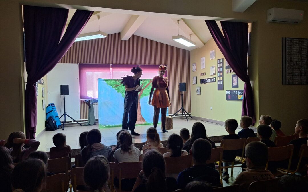 “Gavran i lisica” razveselili najmlađe učenike