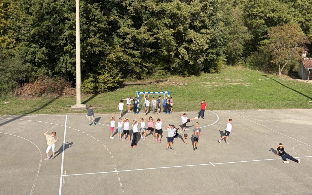 Igramo se, trčimo, skačemo – Univerzalna sportska škola ponovno u našoj školi!
